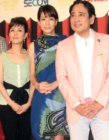 第２子を妊娠した（中央）内田恭子と（左）戸田恵子、（右）ルー大柴