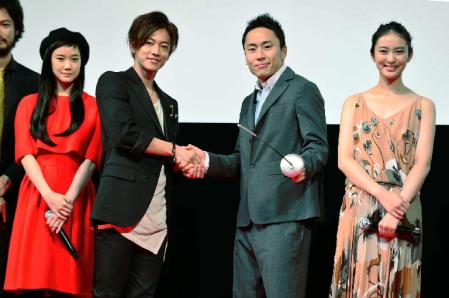 銀メダリスト・太田雄貴の“お墨付き”に笑顔の佐藤健。左は蒼井優。右は武井咲