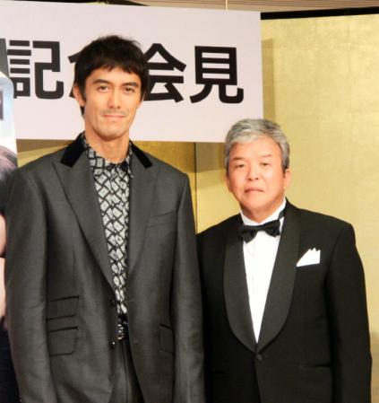 「カラスの親指」完成会見に登場した（左から）阿部寛、村上ショージ