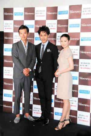 ドラマの完成披露試写に出席した（左から）渡部篤郎、大泉洋、檀れい