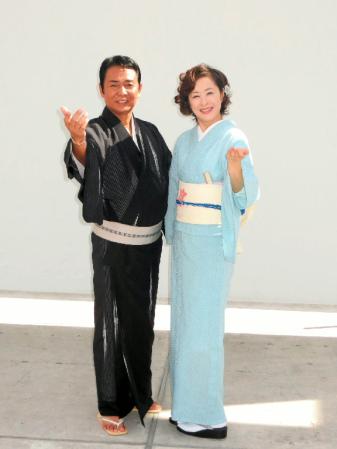 デュエット曲の発売記念イベントを行った山本譲二（左）と城之内早苗