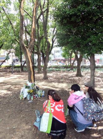 落雷事故の現場ではライブを見に来た観客が花を手向ける姿も見られた