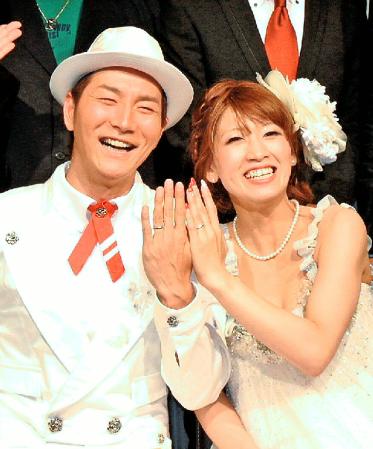 オーケイ・小島弘章（左）と妻の杏子さん