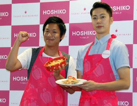 先輩・綾部のゴールインを勝手に期待したはんにゃの川島章良（左）と金田哲