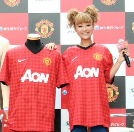 選手のサインが入ったマンＵのレプリカユニホームに興奮気味の鈴木奈々