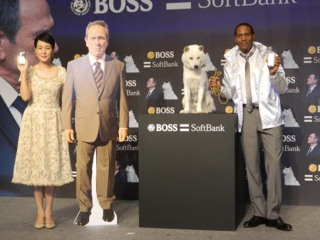 　新ＣＭ発表会に登場した（左から）樋口可南子、「お父さん犬」のカイ君、ダンテ・カーヴァー
