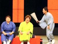 司会を務めたランディーズ・高井俊彦（右）からハリセンでつっこまれる石塚英彦