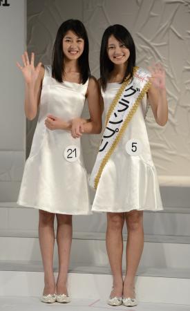 　手を振るグランプリ受賞の小澤奈々花さん（左）と吉本実憂さん（撮影・園田高夫）