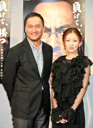 震災復興への思いを胸に演じた渡辺謙。右は松雪泰子