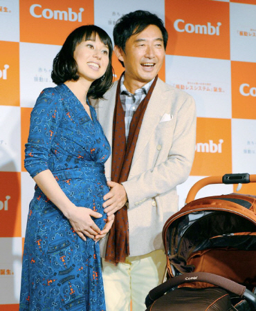 石田純一に優しくお腹を触られ幸せそうな東尾理子＝六本木ヒルズ（撮影・金田祐二）