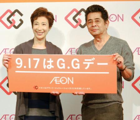 肺がんから復帰した古谷一行。左は前田美波里