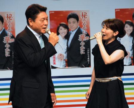 デュエット曲を披露した増位山太志郎（左）と松居直美