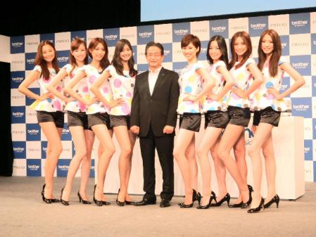 プリンターをＰＲするモデルガールズの（左から）中村さくら、藤本恵理子、苫米地玲奈、尾花貴絵、春輝、簑島宏美、滝元吏紗、河合ひかると片山俊介ブラザー販売株式会社代表取締役社長（中央）