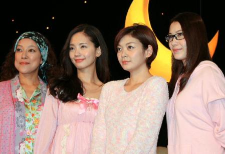 プライベートに関して言葉を濁した主演の田畑智子（左から３人目。共演者は左から楠見薫、中村ゆり、村川絵梨）