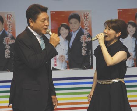 　デュエット曲を披露した増位山太志郎（左）と松居直美