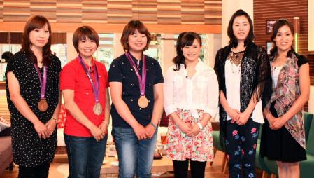 女子会トークを展開した（左から）竹下佳江、平野早矢香、蟹江美貴、八木かなえ、乾友紀子、小林千紗
