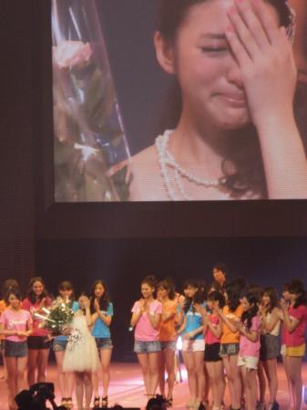 　セブンティーンモデル卒業式で涙をみせる武井咲（左から３人目）
