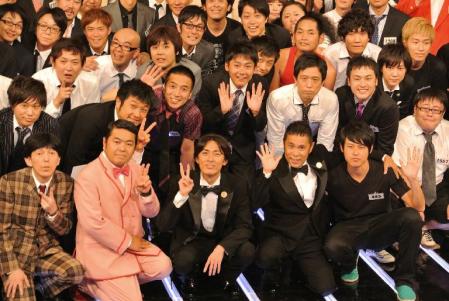 「ＴＨＥ　ＭＡＮＺＡＩ」本戦サーキット進出者に囲まれるナインティナインの矢部浩之と岡村隆史（前列左から３、４人目）