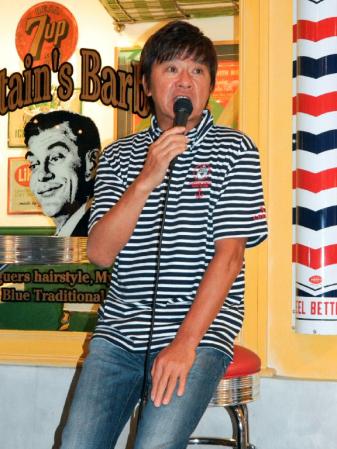 キャプテンサンタとのコラボウェア発表会に登場した西城秀樹