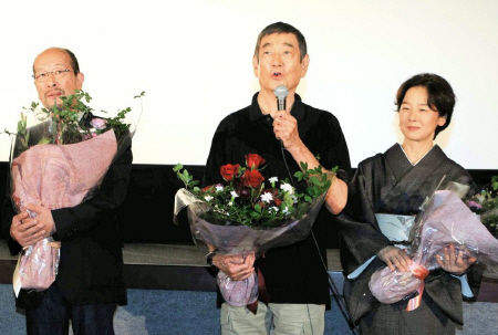 　田中優子（右）らと舞台であいさつする高倉健（中央）　