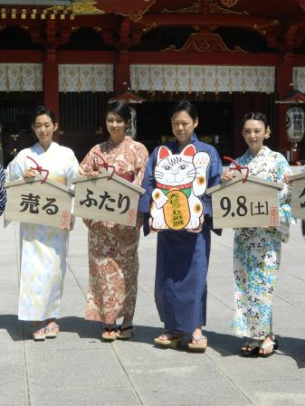 　「夢売るふたり」のヒット祈願を行った（左から）木村多江、松たか子、阿部サダヲ、田中麗奈