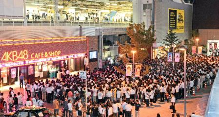 前田敦子卒業公演の模様を放映するモニターの前は、多くのファンで大混雑となった（撮影・三好信也）