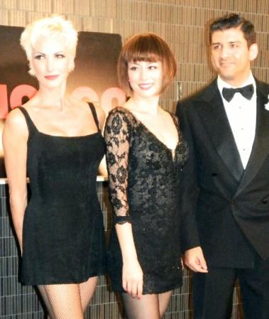 交際報道を否定した米倉涼子。左はアムラ＝フェイ・ライト