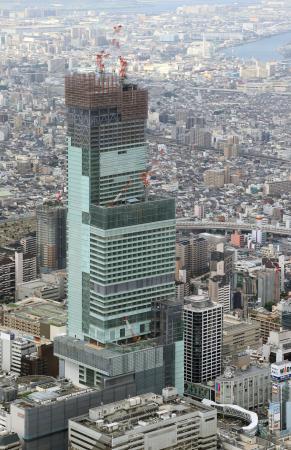 　高さ３００メートルに到達し、日本一の超高層ビルとなった「あべのハルカス」＝大阪市阿倍野区で共同通信社ヘリから