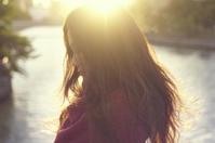 　阪急百貨店梅田店の“デパ地下販売員”から歌手へと転身し、有線チャート１位を獲得したティーナ・カリーナ