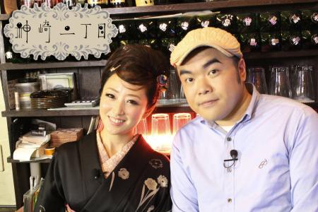 　バーを舞台にしたトーク番組でコンビを組む神崎恵と前田健