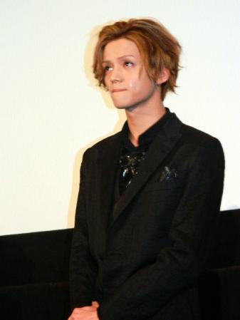 感極まって涙を流す三浦涼介