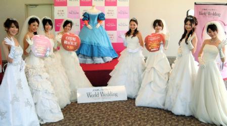 ウエディングドレス姿のモデル８人が映画「白雪姫と鏡の女王」をＰＲ