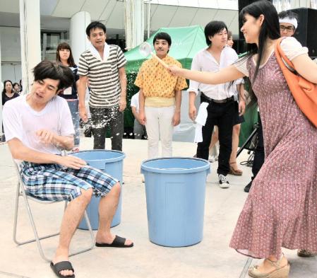 罰ゲームでファンから水をかけられる平成ノブシコブシ・吉村崇
