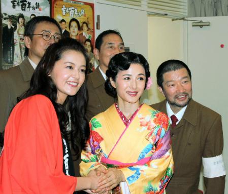 不甲斐ない阪神の成績に早くも来季に気持ちを切り替えた黒谷友香（前列左）