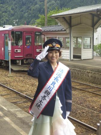 　郡上八幡駅の一日駅長を務め、「郡上おどり」の来場者を出迎えた水森かおり