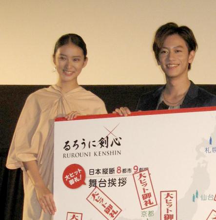 　舞台あいさつを行った（左から）武井咲、佐藤健
