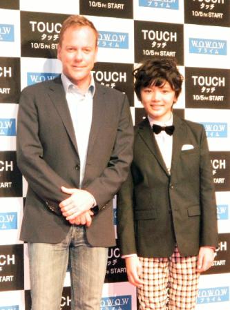 来日したキーファー・サザーランドに花束を渡した濱田龍臣