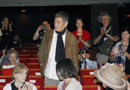　モントリオール世界映画祭で「あなたへ」の公式上映後、観客から拍手される高倉健さん（中央）＝共同