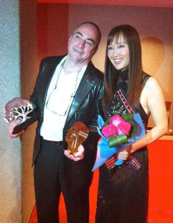 　モントリオール世界映画祭で出演作「カラカラ」の受賞を喜ぶ工藤夕貴（右）とクロード・ガニオン監督＝３日、カナダ・モントリオール（共同）