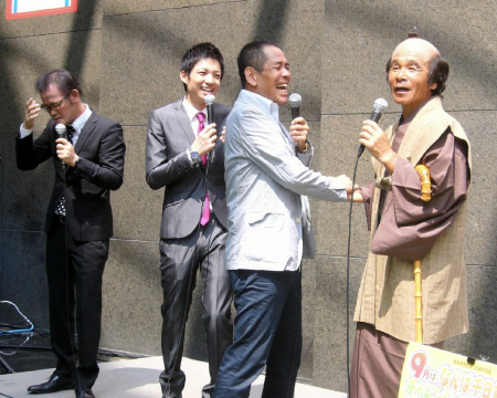 キャンペーンＰＲを行った間寛平、ぼんちおさむ、アインシュタイン（河井ゆずる、稲田直樹）（右から）