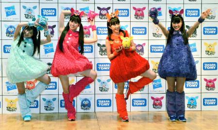 ファービーのキャラクター就任が決まり、ポーズを取って笑顔を見せるももいろクローバーＺの（左から）有安杏果、佐々木彩夏、百田夏菜子、高城れに（撮影・持木克友）