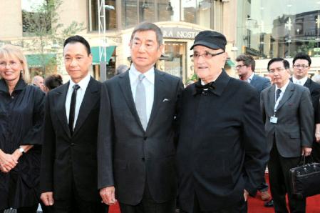 レッドカーペット・アライバルに参加した高倉健（中央）と映画祭最高責任者のセルジュ・ロジーク氏（右）