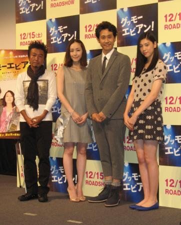 　舞台あいさつした（左から）山本透監督、麻生久美子、大泉洋、三吉彩花