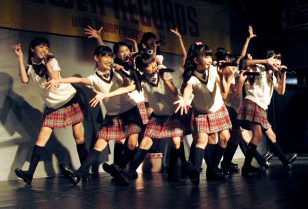 　パワフルに屋上ライブを行ったさくら学院