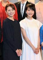 母娘役を演じる小泉今日子（左）と能年玲奈