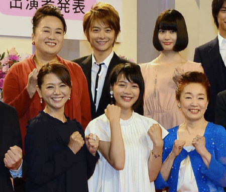 　気合がみなぎる「あまちゃん」出演の（前列左から）小泉今日子、能年玲奈