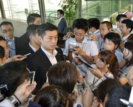 　野田首相との会談後、大勢の記者に囲まれる細野環境相