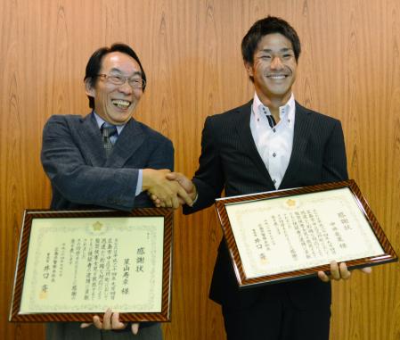 　広島県警から贈られた感謝状を手に笑顔の星山寿幸さん（左）と中井竜基さん