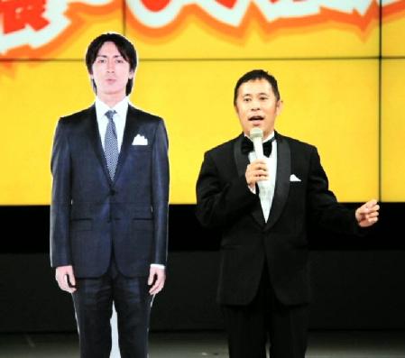 入院中の相方・矢部浩之の等身大パネルとともに登場し、爆笑トークを展開した岡村隆史