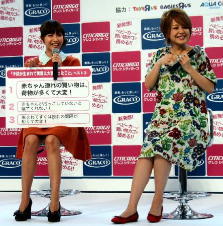 先輩ママの藤本美貴（左）からアドバイスを受ける出産間近の中澤裕子